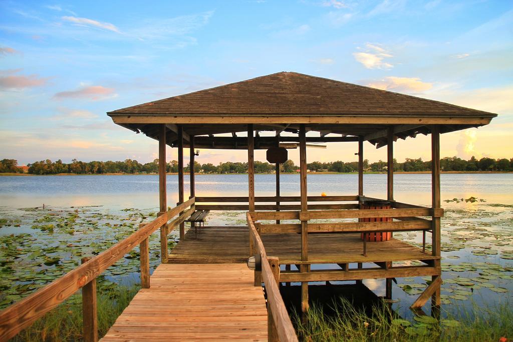 Palm Lakefront Resort And Hostel Celebration Bagian luar foto