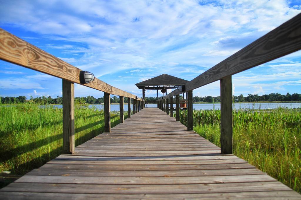 Palm Lakefront Resort And Hostel Celebration Bagian luar foto