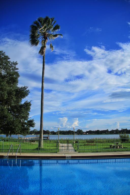 Palm Lakefront Resort And Hostel Celebration Bagian luar foto